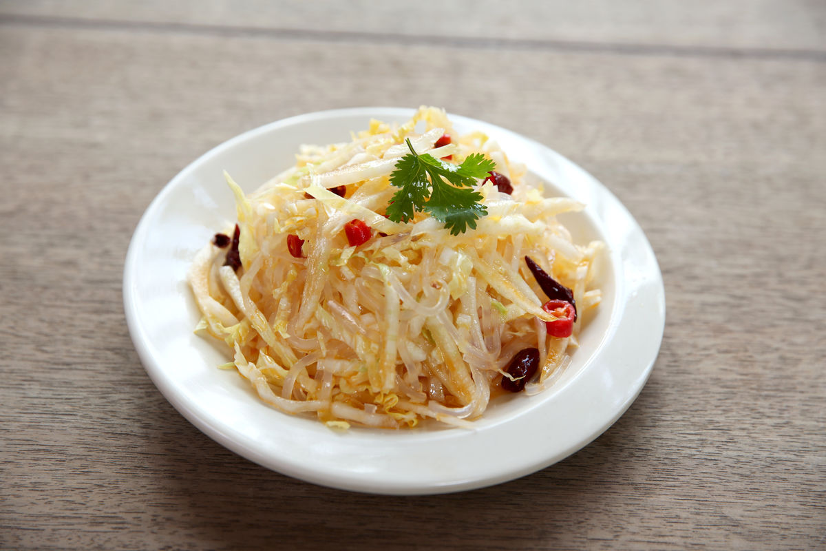 清爽可口脆嫩多汁的凉拌圆白菜吃一口你就会被这口感惊艳到