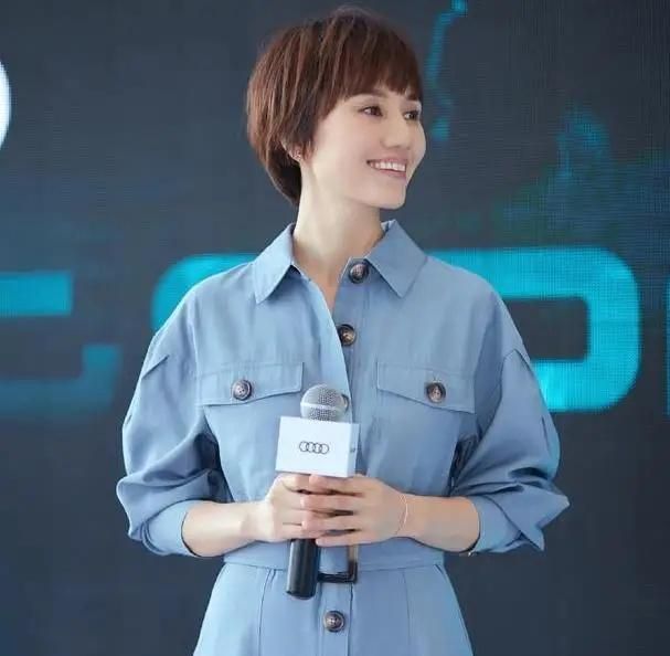 袁泉穿衣太精致了衬衣西裤配短发气场强大英姿飒爽