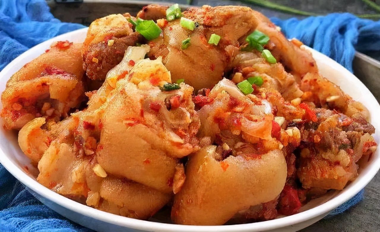 凉拌猪蹄5.出锅后泼上热油4.清蒸20分钟3.