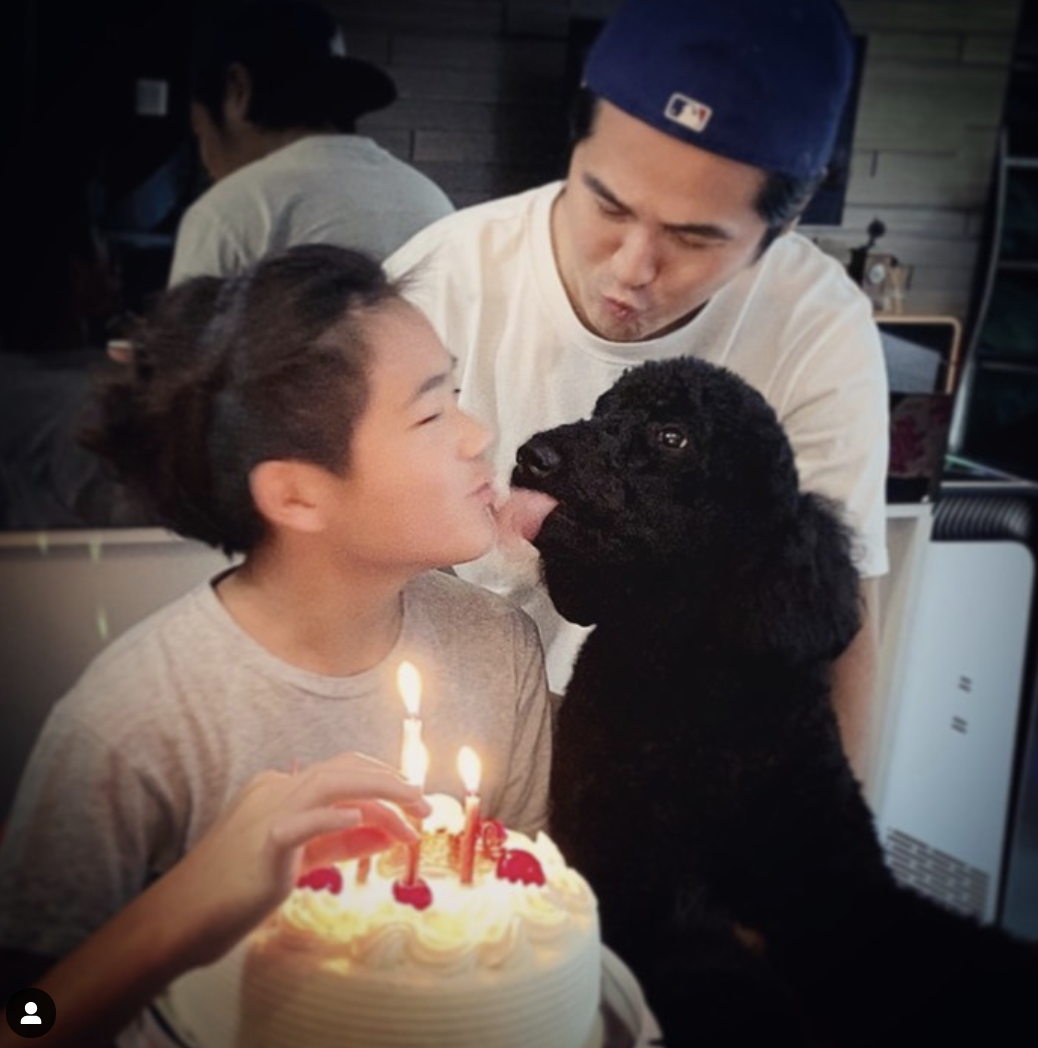 曹格晒照为儿子庆生，13岁Joe长成帅气少年，Grace姐姐可爱出镜休闲区蓝鸢梦想 - Www.slyday.coM