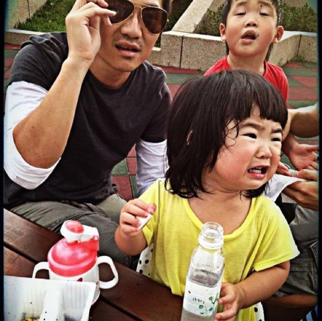 曹格晒照为儿子庆生，13岁Joe长成帅气少年，Grace姐姐可爱出镜休闲区蓝鸢梦想 - Www.slyday.coM