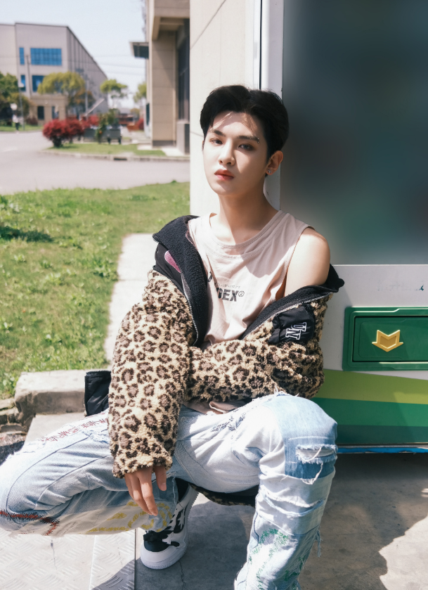 黄明昊终于不走酷拽风穿灰色运动套装出镜打造随性休闲风格