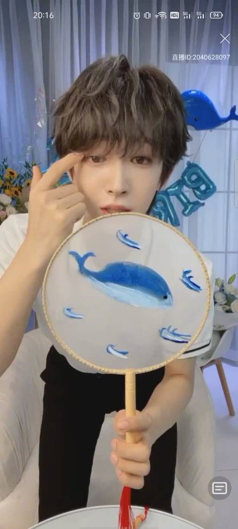 刘宇送给粉丝的扇子 这是小宇画的鲨姐,哈哈哈哈胖胖鲨!