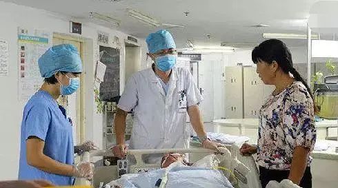 女孩当伴娘一个月后，喝下百草枯，得知原因，父母泣不成声休闲区蓝鸢梦想 - Www.slyday.coM