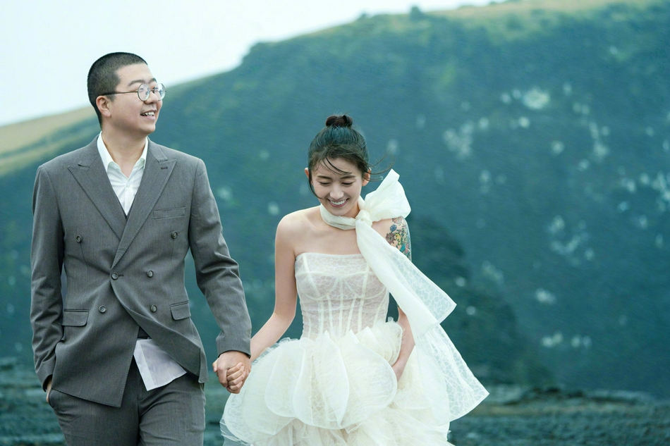 结婚3年后李诞宣布离婚,前妻黑尾酱曾和“东亚病夫”的牌匾合影|李诞|离婚|病夫_新浪新闻