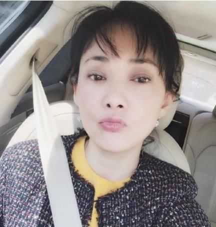 她是射击冠军,冯巩媳妇,曾11次登上春晚,如今被老公宠上天