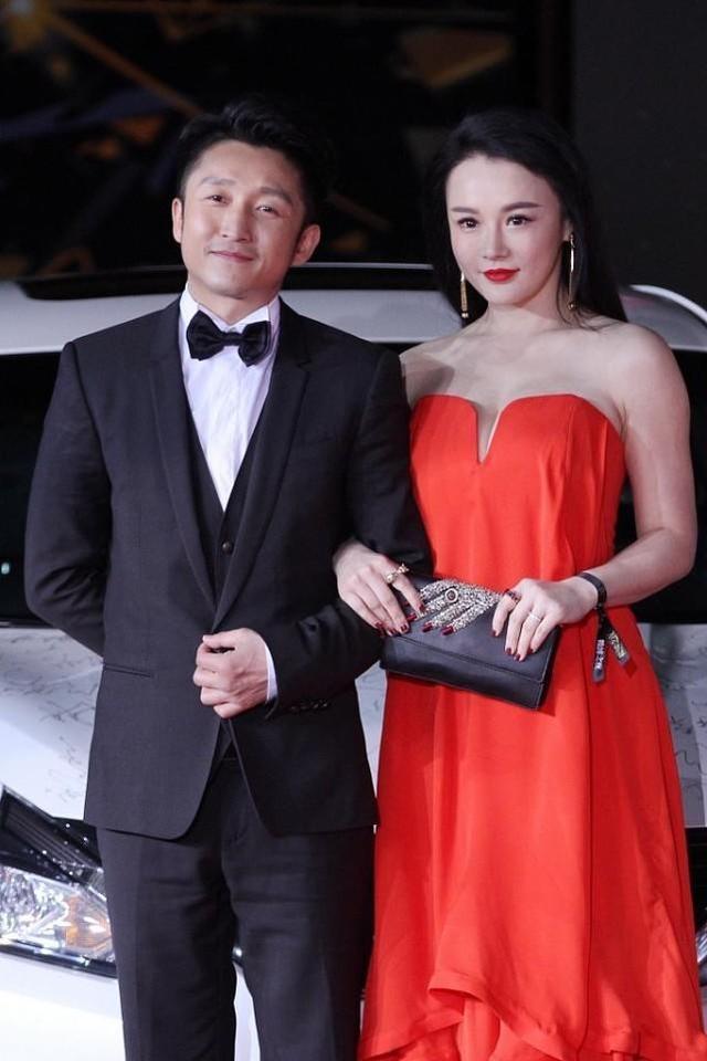 冉莹颖不愧是拳王的太太,饱满身材穿抹胸裙,邹市明秒变“跟班”