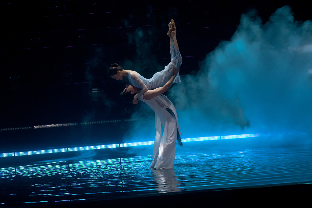 金晨水蓝系古典舞造型曝光 身影如蝶婆娑起舞