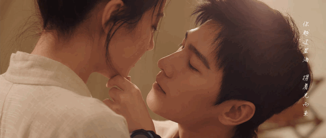 再到确定关系后各种甜甜的吻戏,到重回学校里的温柔深情,从同学聚会时