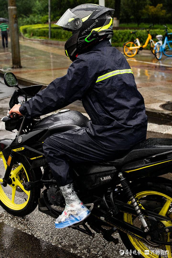摩托骑手自制防雨靴-新浪汽车