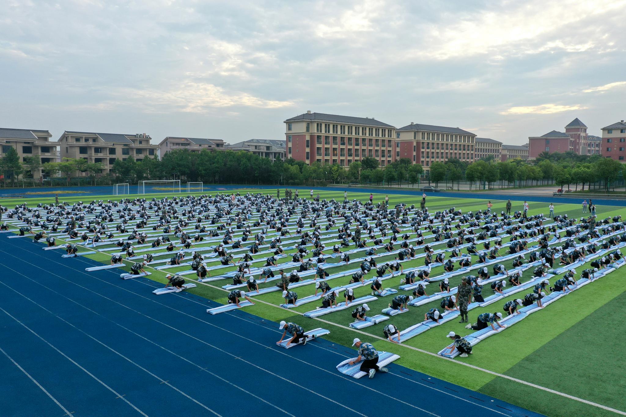 东阳新生"叠被子"比赛军训迎开学|开学|中学|东阳市_新浪新闻