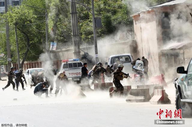 资料图：当地时间2018年4月30日，阿富汗首都喀布尔发生连环爆炸袭击。 