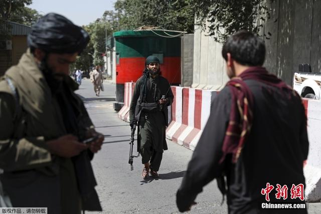 当地时间2021年8月16日，阿富汗首都喀布尔，阿富汗塔利班相关人员在街头巡逻。