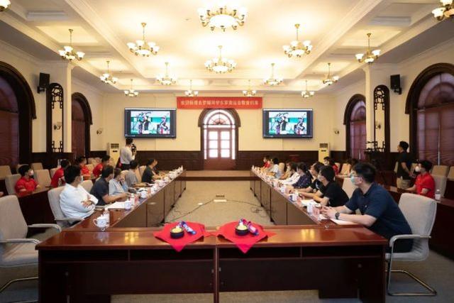 杨倩回清华大学参加欢迎会,赠学校领奖服还对同学比心休闲区蓝鸢梦想 - Www.slyday.coM 杨倩回清华大学参加欢迎会,赠学校领奖服还对同学比心休闲区蓝鸢梦想 - Www.slyday.coM