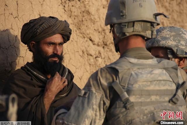 资料图：美军与阿富汗当地村民交谈。 