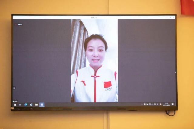 杨倩回清华大学参加欢迎会,赠学校领奖服还对同学比心休闲区蓝鸢梦想 - Www.slyday.coM 杨倩回清华大学参加欢迎会,赠学校领奖服还对同学比心休闲区蓝鸢梦想 - Www.slyday.coM