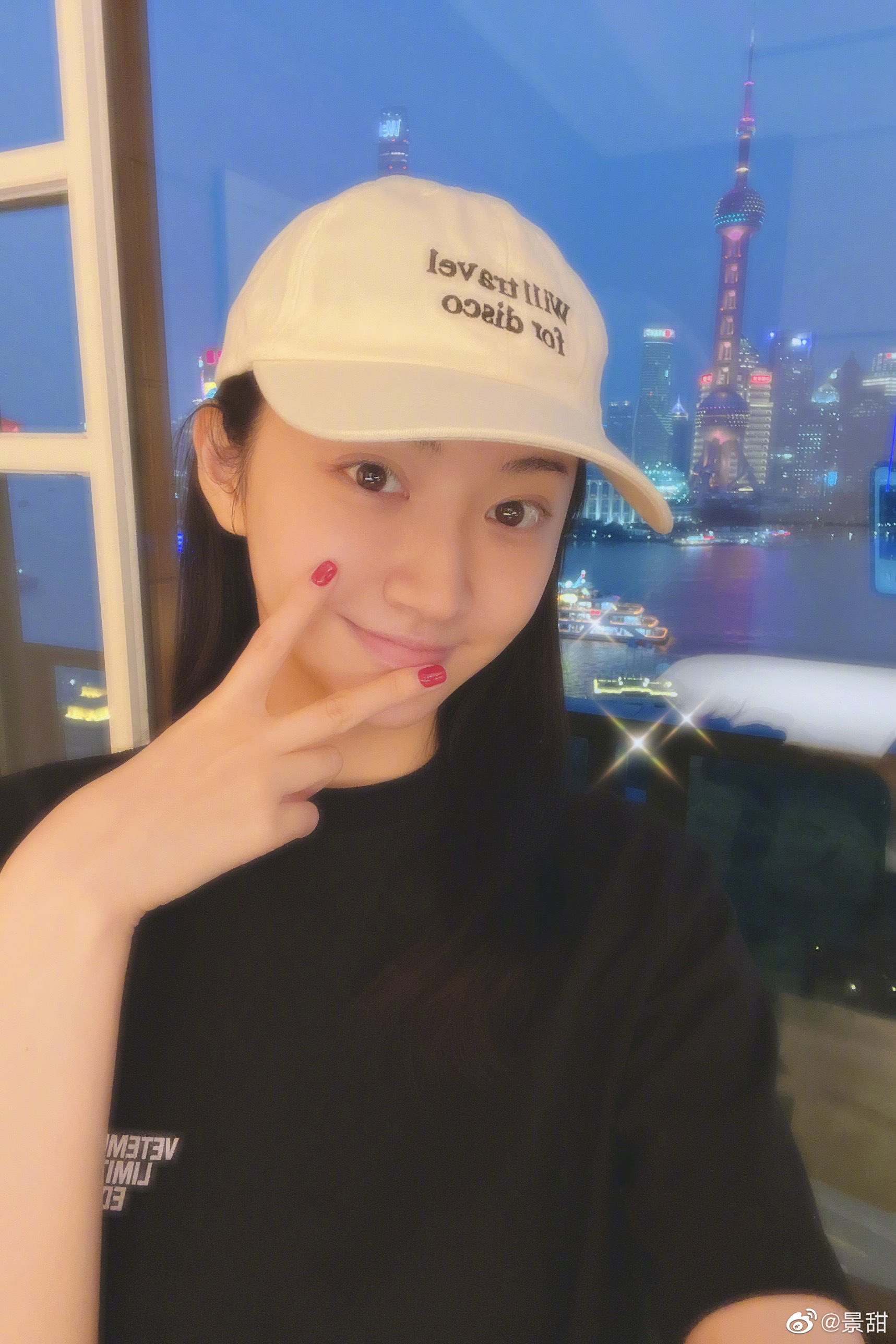 景甜晒素颜九宫格自拍皮肤水灵人比花娇