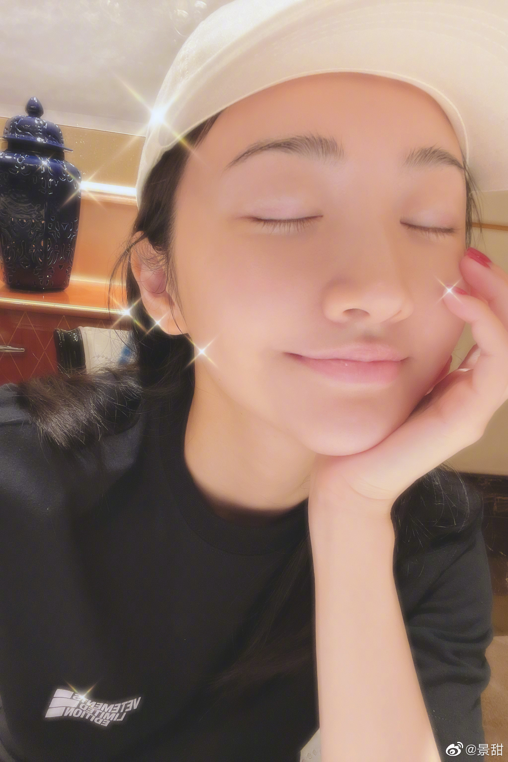 景甜晒素颜九宫格自拍皮肤水灵人比花娇