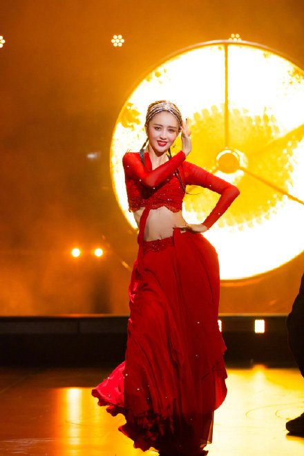 绝美!佟丽娅穿烈焰红纱裙跳民族舞 一颦一笑皆是风情