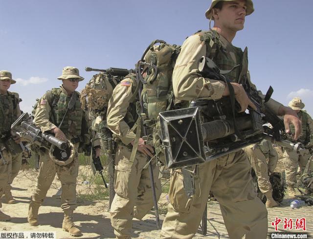 资料图：当地时间2002年5月17日，一群美国士兵前往阿富汗南部坎大哈基地的。 