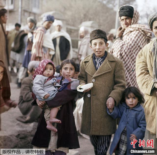 资料图：1961年11月，阿富汗喀布尔的人们。