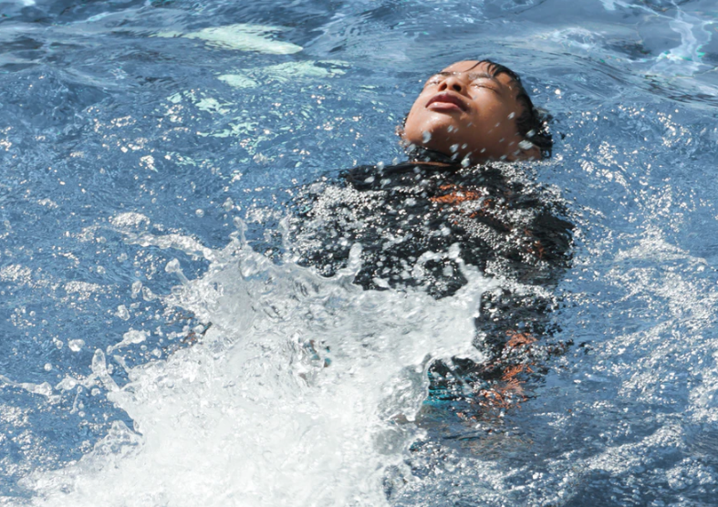 与人们大多所认知的湿性溺水不同,干性溺水一般是发生在游泳几个小时