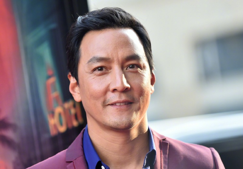 即使有了岁月的痕迹,也遮不住吴彦祖的气质,人到中年的吴彦祖看起来