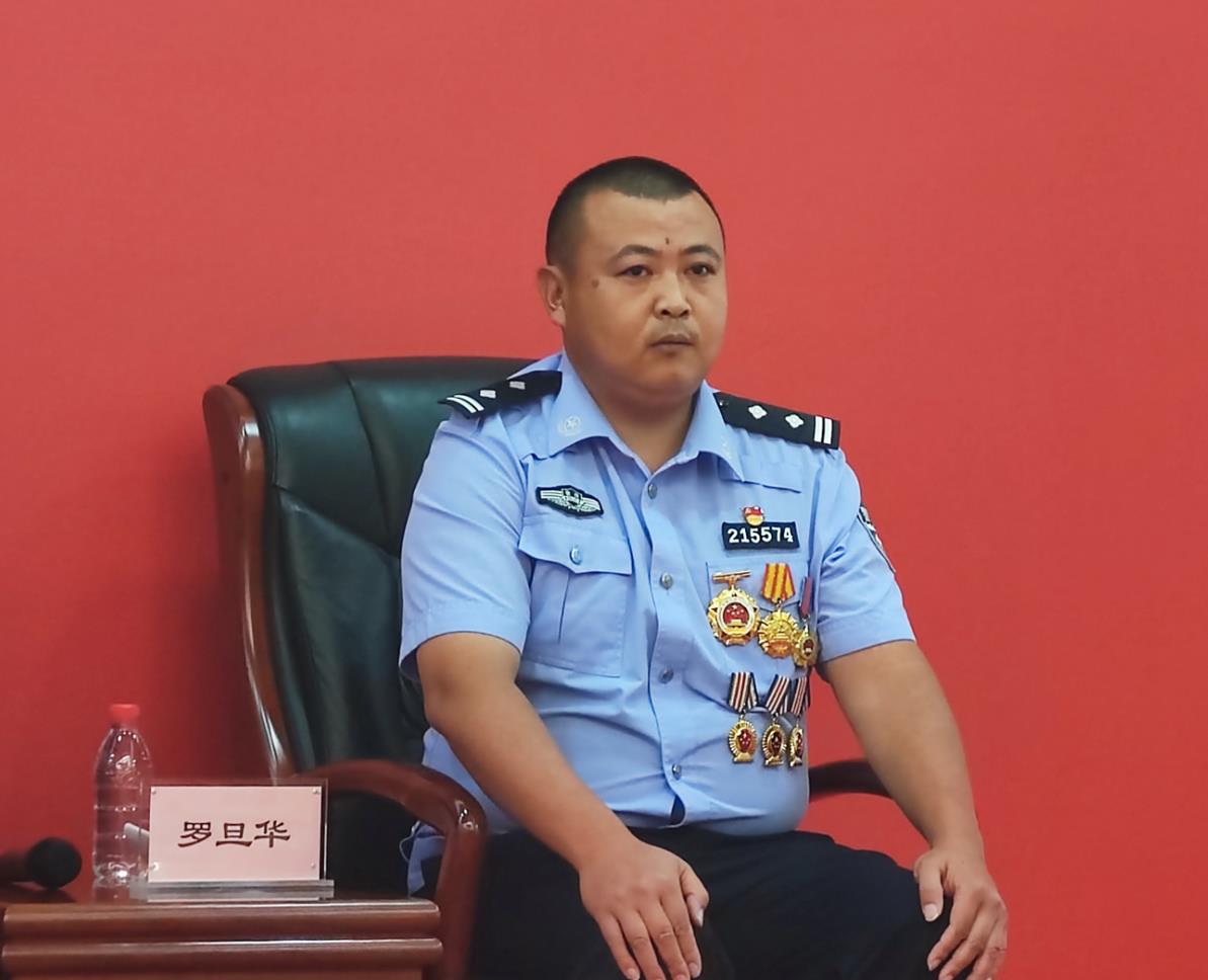 仙女山骑士罗旦华：10年累计骑行超过40万公里 报废6辆摩托车休闲区蓝鸢梦想 - Www.slyday.coM