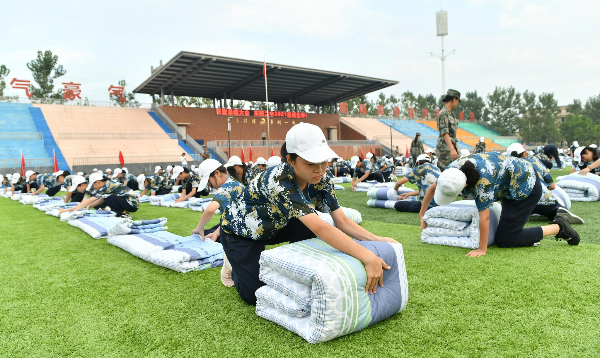 东阳新生"叠被子"比赛军训迎开学