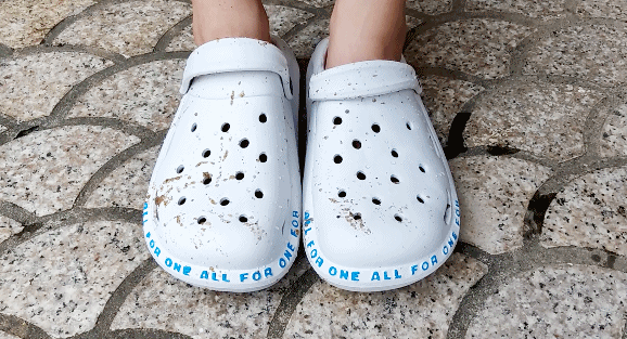 今夏雨水多刚刷干净的鞋又弄湿变脏你可以这样解决