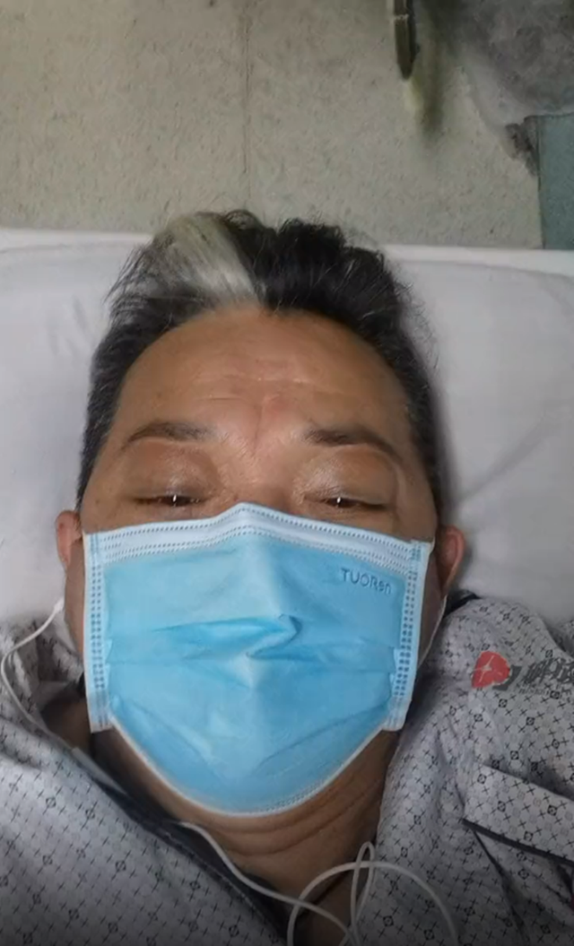 老戏骨张春年自曝出车祸骨折手术完脚缠绷带病床照也曝光
