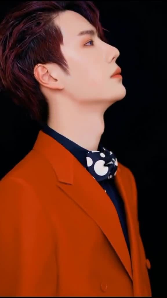 都说耶啵的这套红西装绝了,单独发一个王一博西装杀