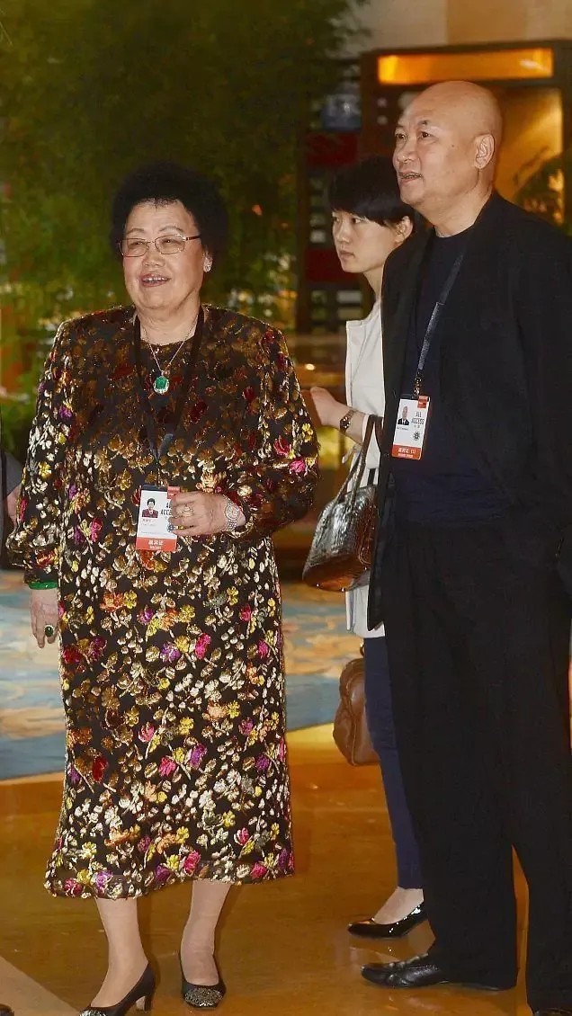 陈丽华身材富态有气质难怪能俘获唐长老老年人的穿衣模板