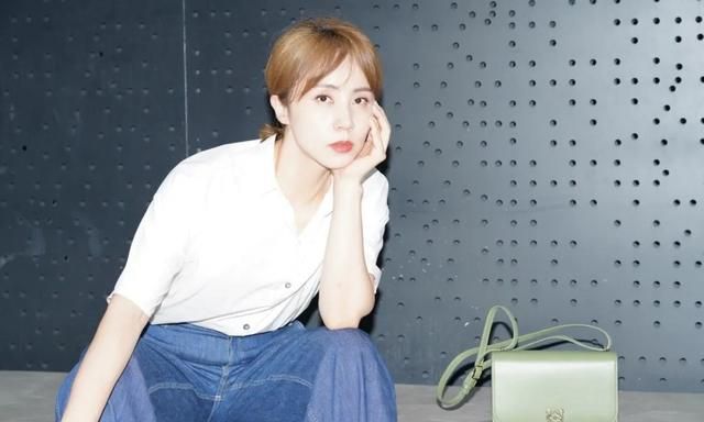 孙莉扮小女生有一套,精致妆容配金色短发,真不像三个孩子的妈