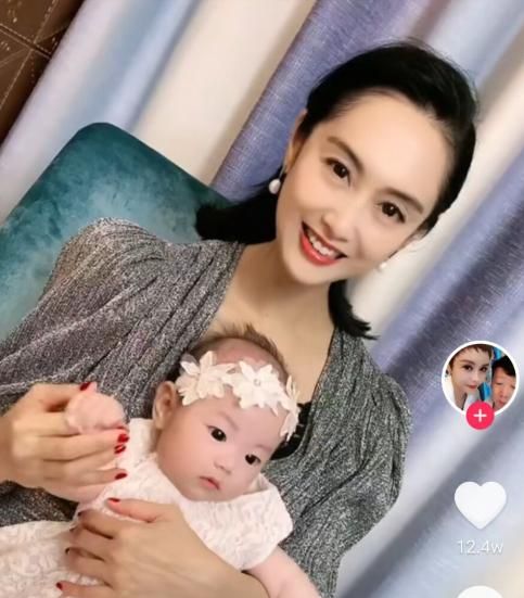 朱茵参加网红小影夫妇女儿百日宴被粉丝喊话你可是我们女神啊
