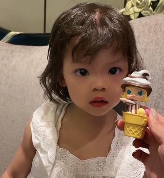 韩安冉女儿被骂长得丑晒近照回怼黑粉越来越像混血儿