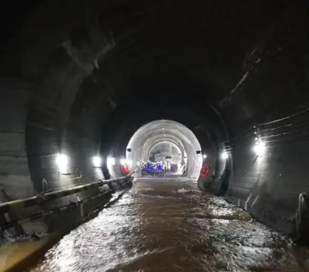 耗资2800亿将横断山脉打穿世界最难修隧道中国用12年完成