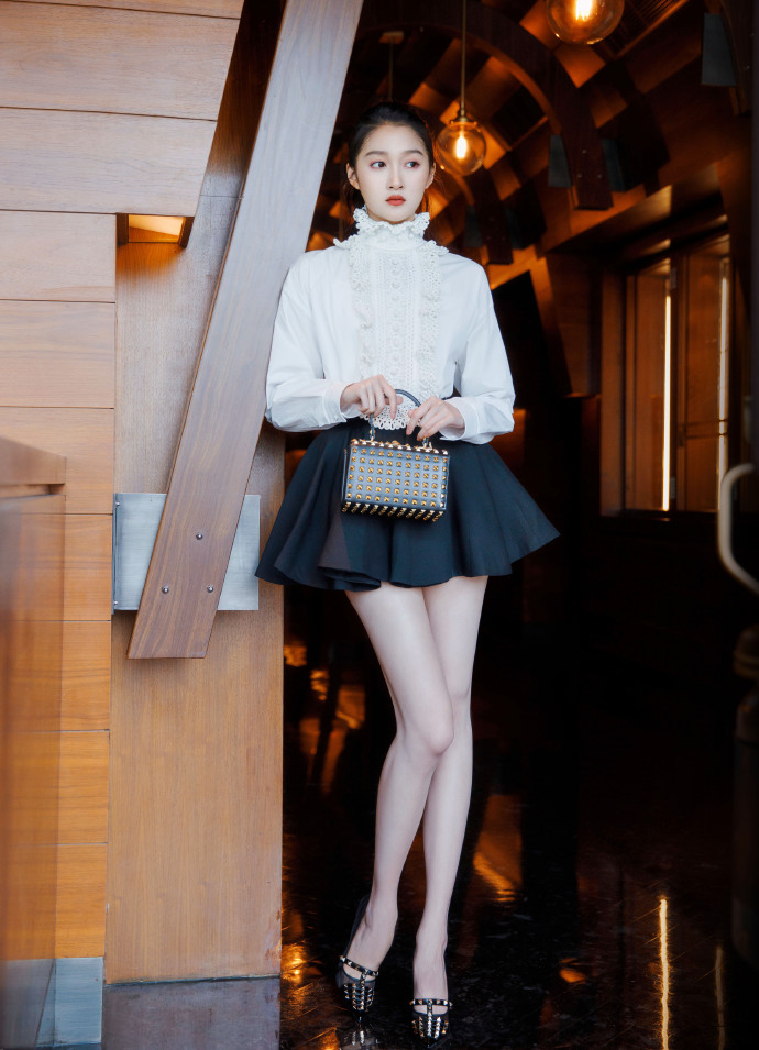 关晓彤腿太长走不了娇俏路线穿黑色连衣裙成熟干练气场全开