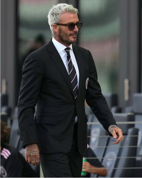 贝克汉姆看球获妻女陪伴贝嫂穿紧身衣脚踩恨天高女儿胖了一圈