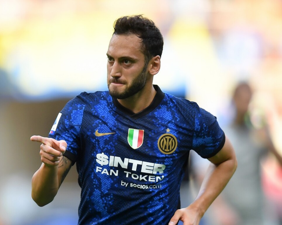 第5分钟,恰尔汗奥卢开出右侧角球,什克高高跃起头球一顶,皮球应声入网