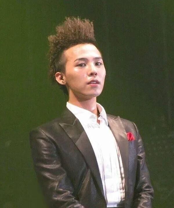 33岁权志龙近照曝光一头中分长发温婉妩媚谈吐举止被嘲像大妈