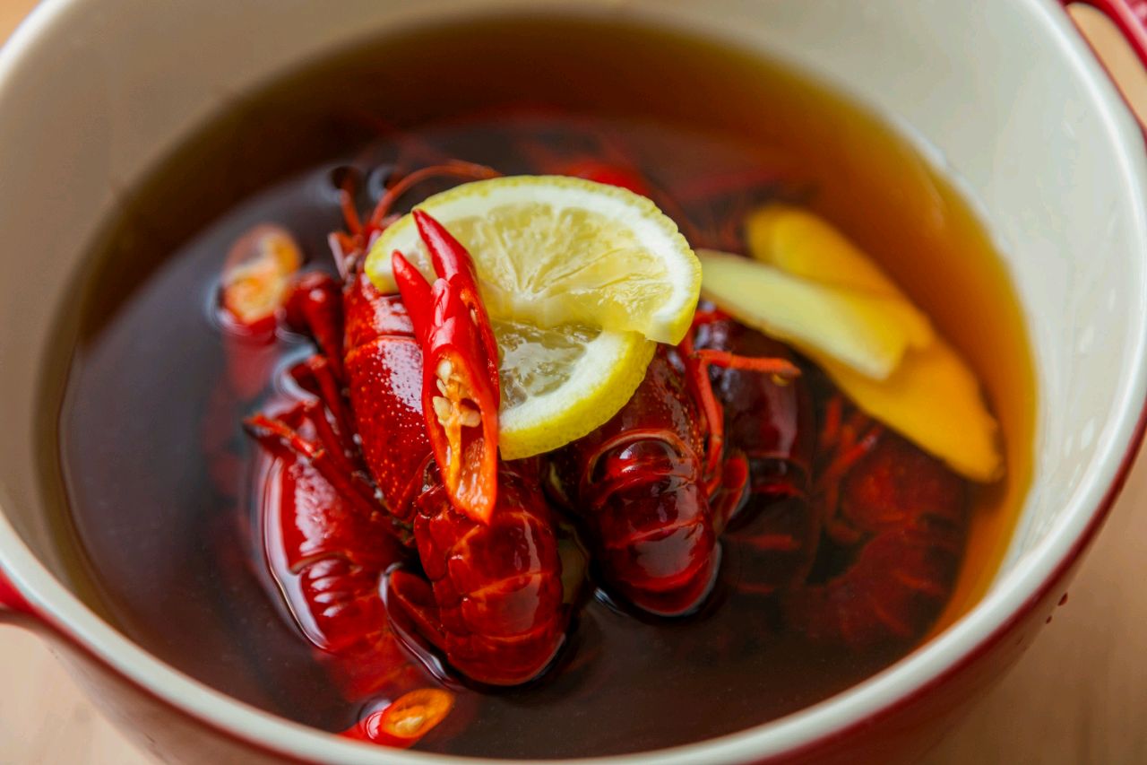 清爽可口的小龙虾,肉质鲜美,解馋又好吃|小龙虾|柠檬|肉质_新浪新闻