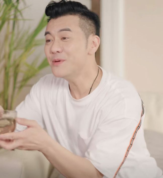 梁汉文妻子罕露面甜蜜秀恩爱却被嘲似母子曾抗癌6年至今无子