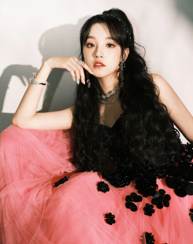 宋雨琦高空献唱一袭朋克风黑粉纱魅力无限甜酷女孩气场炸裂