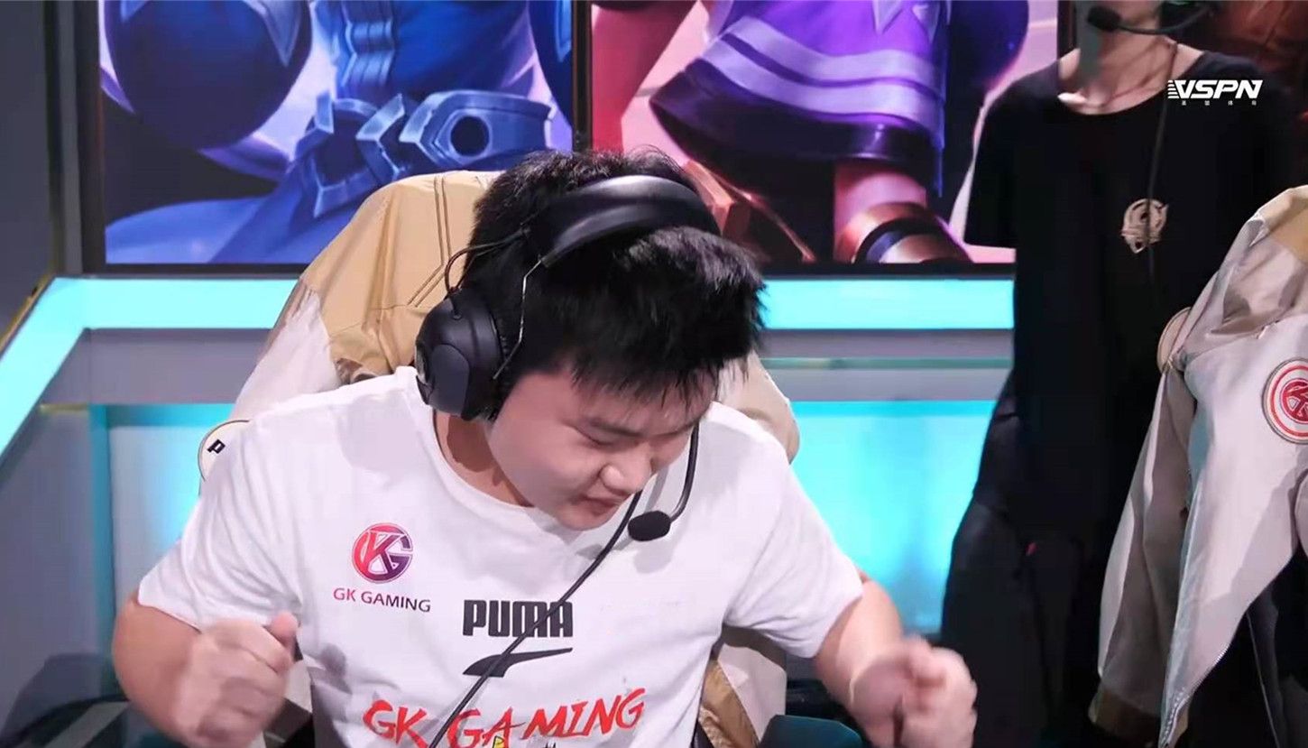 gk阿改比赛里面卡bug裁判当场叫停黄刀加宝石同时出收益太大