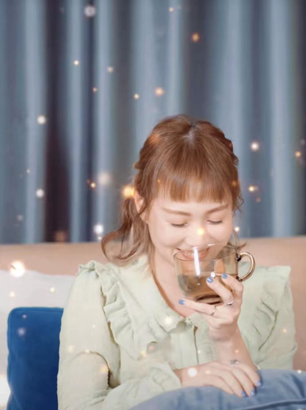 随后,林文慧拿过梁汉文手中的水杯,疑惑地问道:"这是调味情话(土味