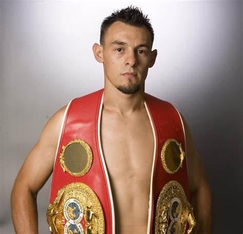 ibf的超羽量级世界拳王头衔,wba,wbo的轻量级过渡世界拳王头衔