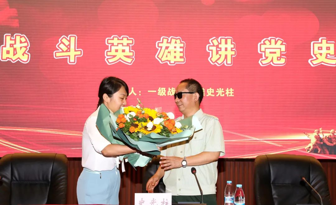 战场上他4次8处重伤，将炸烂的眼球塞进眼眶继续战斗……休闲区蓝鸢梦想 - Www.slyday.coM