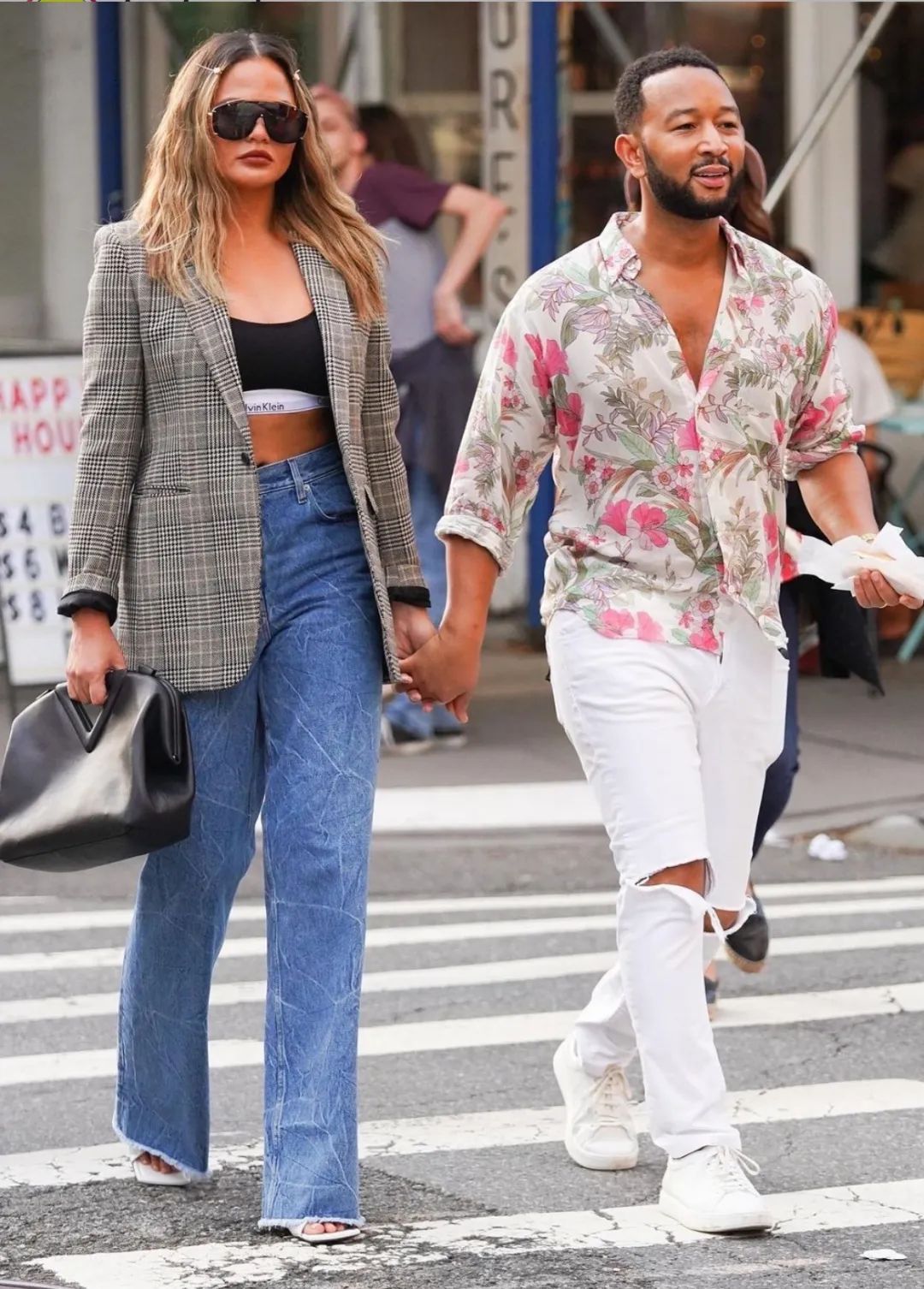 男星街拍稀客张艺谋携妻子现身大本和jlo甜蜜吻别