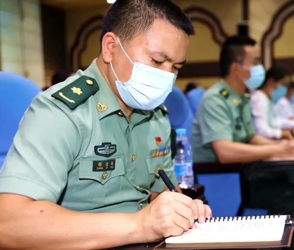 战场上他4次8处重伤，将炸烂的眼球塞进眼眶继续战斗……休闲区蓝鸢梦想 - Www.slyday.coM